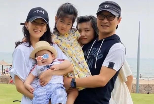 Gia đình cặp sao thường chia sẻ những hình ảnh hạnh phúc trên trang cá nhân trước khi ly hôn. Gia đình cặp sao thường chia sẻ những hình ảnh hạnh phúc trên trang cá nhân trước khi ly hôn.