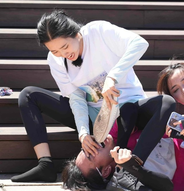 Màn vật lộn giữa Lê Dương Bảo Lâm và Thúy Ngân. Màn vật lộn giữa Lê Dương Bảo Lâm và Thúy Ngân.