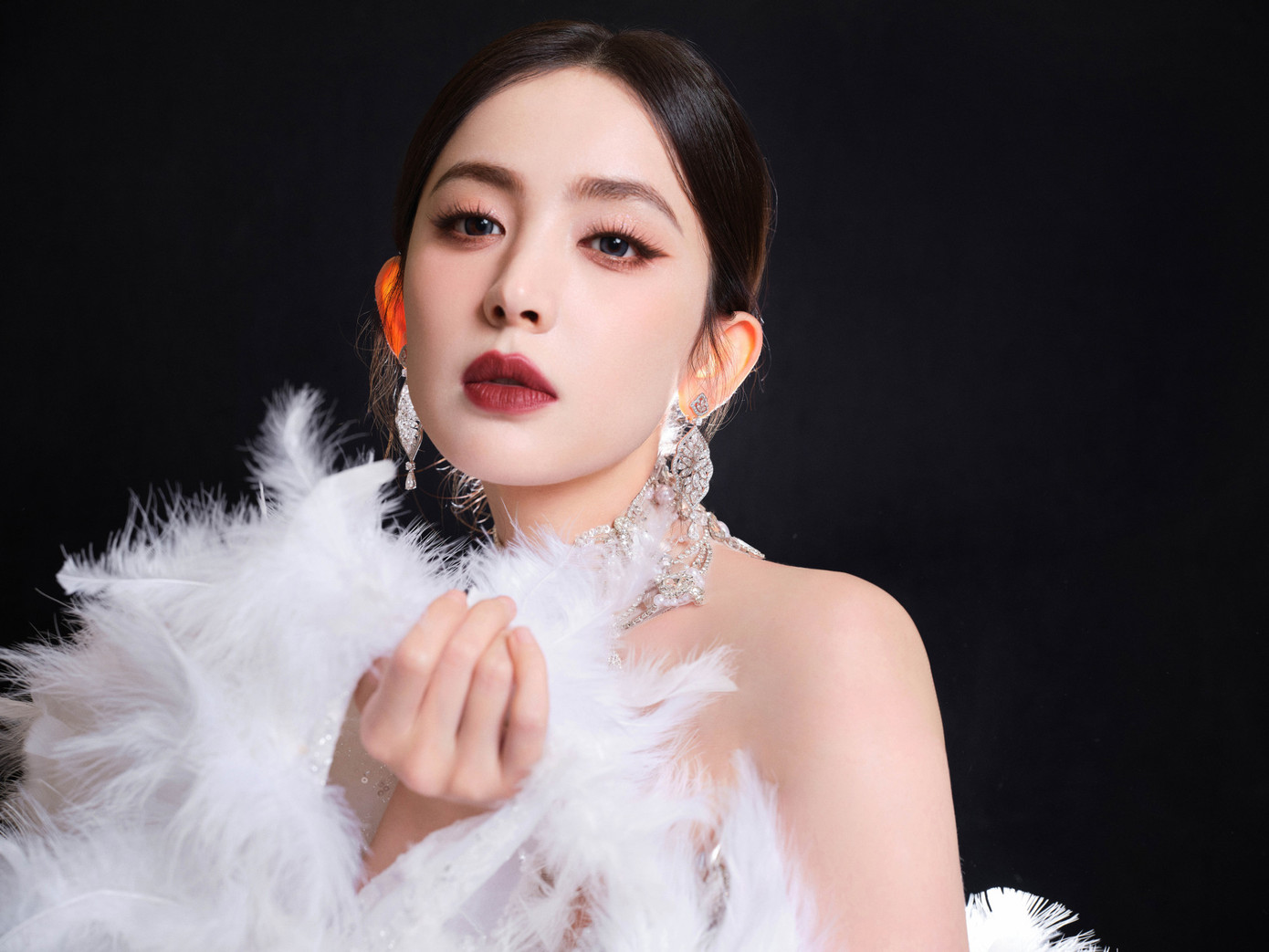 Có lợi thế ngoại hình và gương mặt thanh tú, Cổ Lực Na Trát luôn được điểm tên trong danh sách mỹ nhân hàng đầu showbiz Trung Quốc. Dù thế, không ít người cho rằng sẽ tốt hơn nếu nội dung hot search Weibo khen ngợi diễn xuất của cô thay vì nhan sắc. Có lợi thế ngoại hình và gương mặt thanh tú, Cổ Lực Na Trát luôn được điểm tên trong danh sách mỹ nhân hàng đầu showbiz Trung Quốc. Dù thế, không ít người cho rằng sẽ tốt hơn nếu nội dung hot search Weibo khen ngợi diễn xuất của cô thay vì nhan sắc.