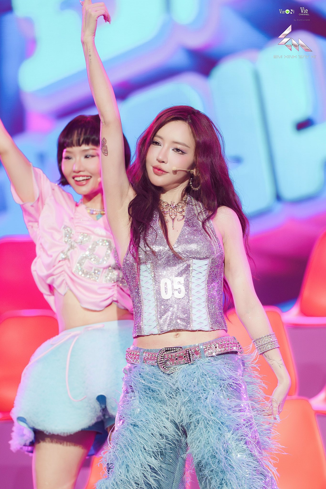 Em xinh Bích Phương là đội trưởng Liên quân 1. Em xinh Bích Phương là đội trưởng Liên quân 1.