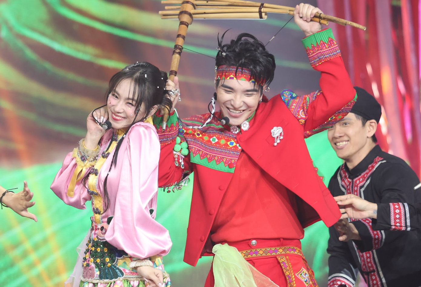 Sân khấu đội Thu Minh - Vũ Thảo My (trái) và Lương Bích Hữu - OgeNus. Sân khấu đội Thu Minh - Vũ Thảo My (trái) và Lương Bích Hữu - OgeNus.