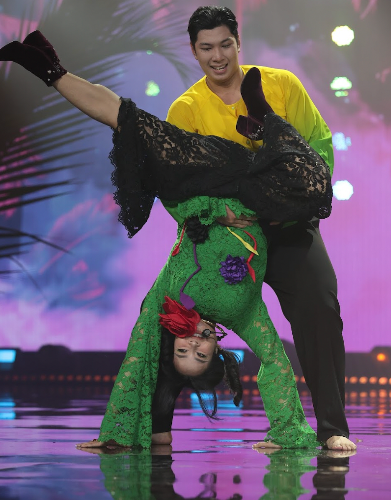 Thanh Lam hát giọng miền Tây, lăn xả khi diễn Áo mới Cà Mau được làm mới, tạo nhiều ý kiến tranh luận. Thanh Lam hát giọng miền Tây, lăn xả khi diễn Áo mới Cà Mau được làm mới, tạo nhiều ý kiến tranh luận.