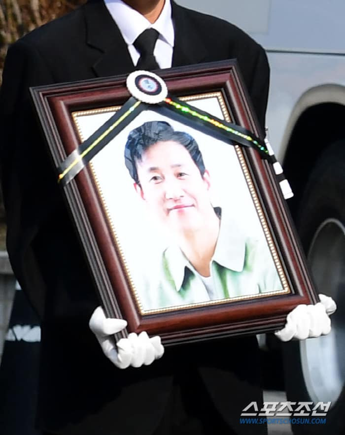 Cố tài tử được hỏa táng tại Yeonhwajang, Suwon và được an táng tại công viên tưởng niệm ở Gwangju, cách Seoul 32 km về phía đông nam.