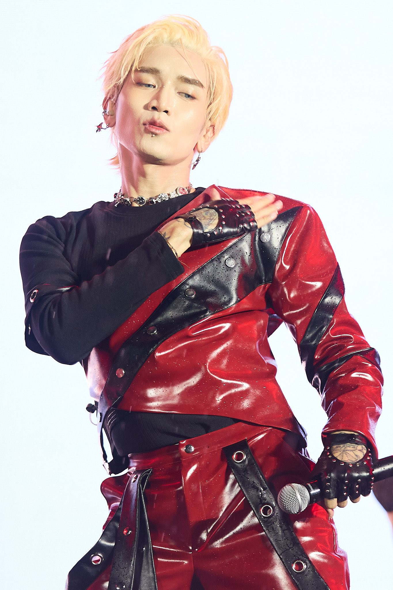 S.T Sơn Thạch chọn phong cách cổ trang, huyền bí với Ngày thương tháng nhớ năm đợi. BB Trần gây bất ngờ khi thể hiện Thôi miên kết hợp cùng múa cột dù sân khấu ướt do ảnh hưởng thời tiết.