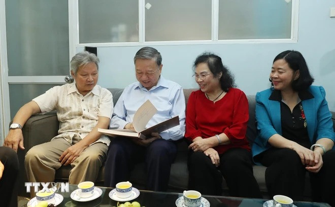 Tổng Bí thư, Chủ tịch nước Tô Lâm, Bí Thư Thành ủy Hà Nội Bùi Thị Minh Hoài cùng các con của cố họa sỹ Bùi Trang Chước xem lại các tác phẩm hội họa. (Ảnh: Lâm Khánh/TTXVN) Tổng Bí thư, Chủ tịch nước Tô Lâm, Bí Thư Thành ủy Hà Nội Bùi Thị Minh Hoài cùng các con của cố họa sỹ Bùi Trang Chước xem lại các tác phẩm hội họa. (Ảnh: Lâm Khánh/TTXVN)