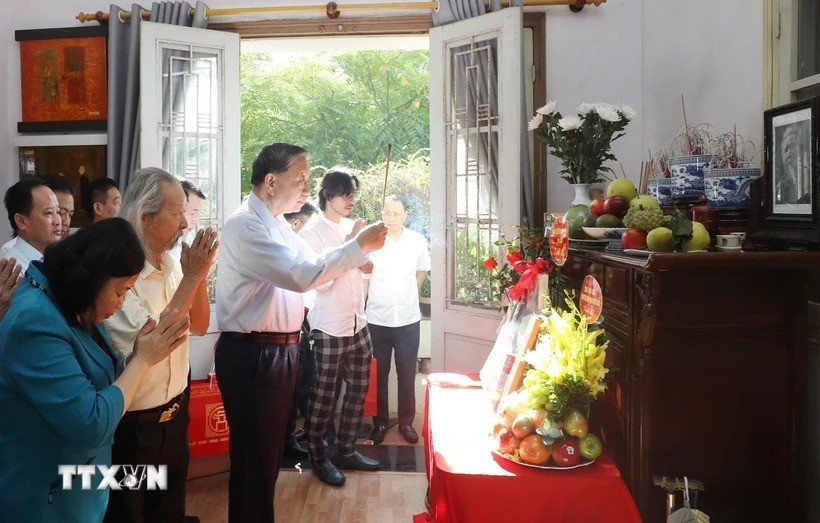 Tổng Bí thư, Chủ tịch nước Tô Lâm dâng hương tưởng niệm nhạc sỹ Văn Cao - tác giả Quốc ca Việt Nam. (Ảnh: Lâm Khánh/TTXVN) Tổng Bí thư, Chủ tịch nước Tô Lâm dâng hương tưởng niệm nhạc sỹ Văn Cao - tác giả Quốc ca Việt Nam. (Ảnh: Lâm Khánh/TTXVN)