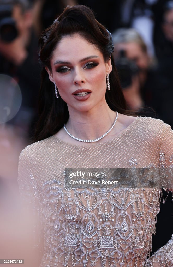 "Nữ hoàng tạo dáng" Coco Rocha tạo điểm nhấn bằng bộ đầm lưới, thiết kế đuôi cá dài quét đất, đính đá.