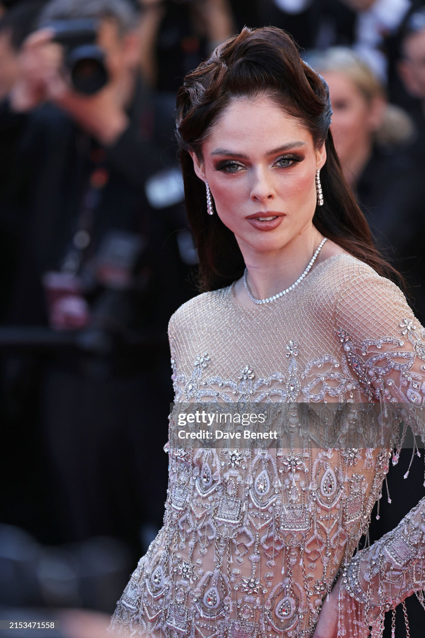 "Nữ hoàng tạo dáng" Coco Rocha tạo điểm nhấn bằng bộ đầm lưới, thiết kế đuôi cá dài quét đất, đính đá.