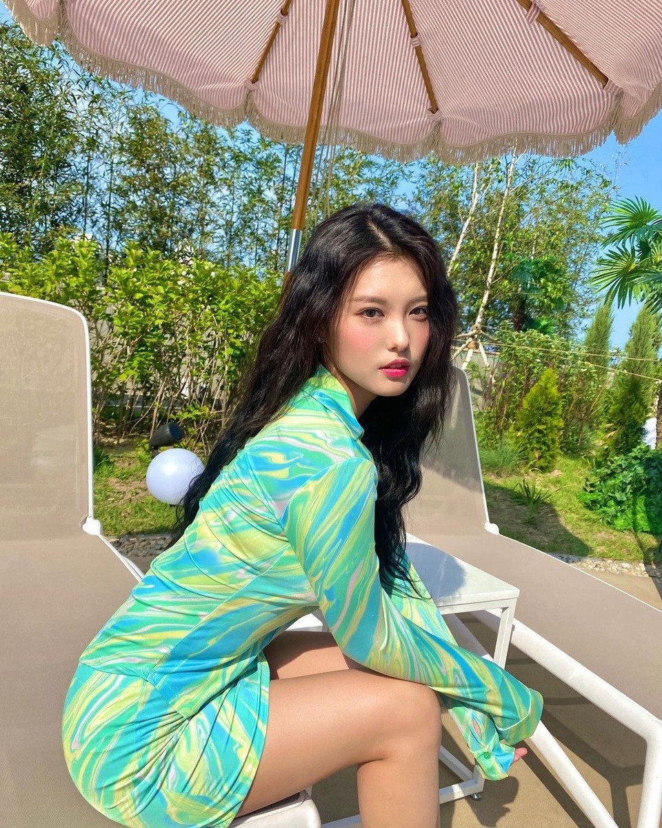 Nữ ca sĩ 25 tuổi nỗ lực giảm cân để có được thể hình như hiện tại. Sau khi Momoland tan rã, các thành viên đều rời công ty, Ahin tập trung cải thiện vóc dáng.