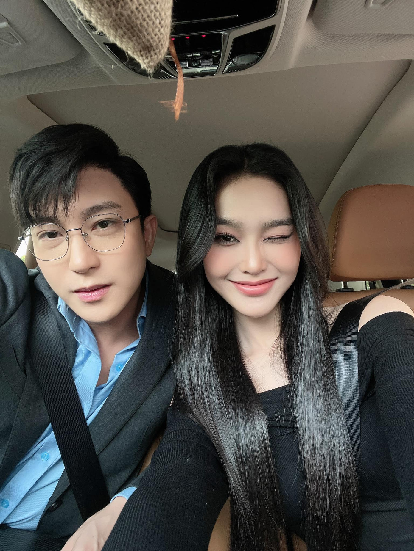 Chia sẻ với Tiền Phong về cách chọn trang phục trên phim, người đẹp xứ Thanh cho biết cô lựa quần áo tối giản, cắt xẻ phù hợp nhưng vẫn có điểm nhấn. Bên cạnh đó, cô kết hợp trang điểm đậm, nhấn vào ánh mắt để tăng thêm độ sắc sảo và thu hút. Chia sẻ với Tiền Phong về cách chọn trang phục trên phim, người đẹp xứ Thanh cho biết cô lựa quần áo tối giản, cắt xẻ phù hợp nhưng vẫn có điểm nhấn. Bên cạnh đó, cô kết hợp trang điểm đậm, nhấn vào ánh mắt để tăng thêm độ sắc sảo và thu hút.