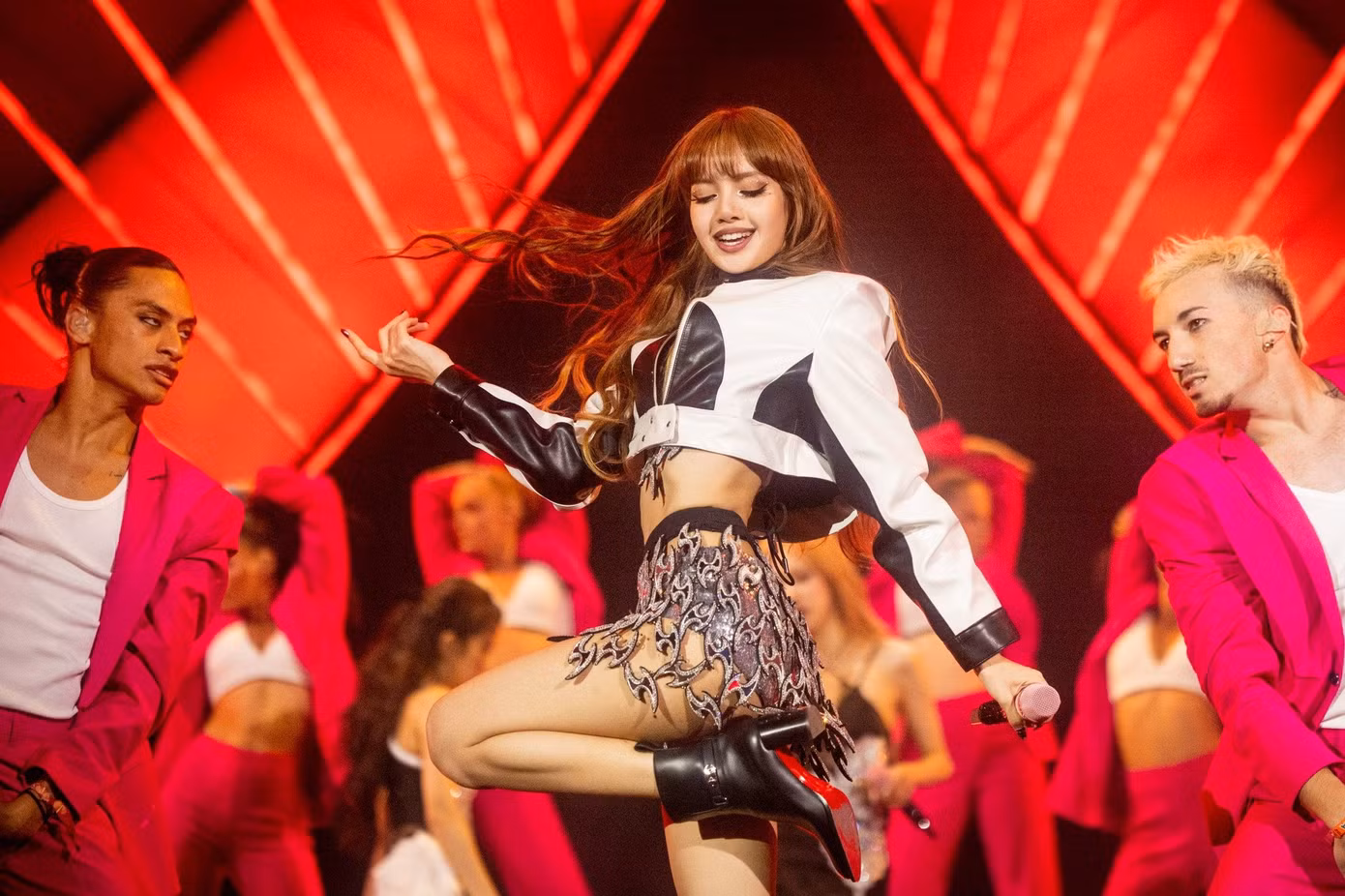 Lisa khoe dáng trong Lễ hội âm nhạc Coachella (2023) ở California. Ảnh: Getty.