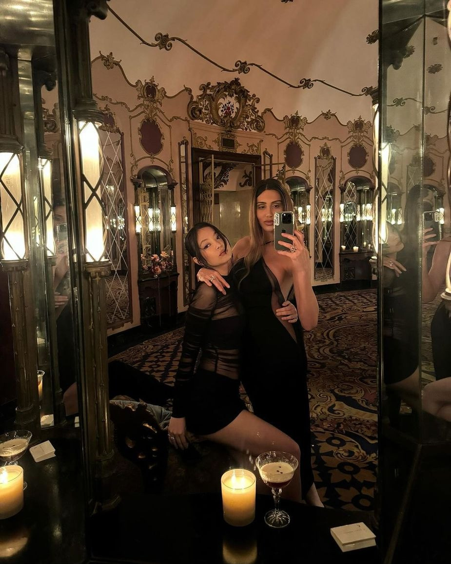 Trước đó, Mimi Tohmé - người sáng lập Tohmé Jewelry – đăng tải những hình ảnh dự tiệc cùng thành viên BlackPink lên trang cá nhân.