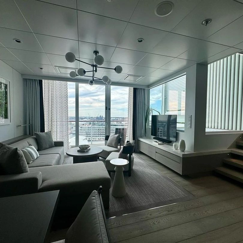 Bên trong du thuyền 900 triệu USD tổ chức tiệc cưới con trai tỷ phú Ấn Độ. Ảnh: Instagram.