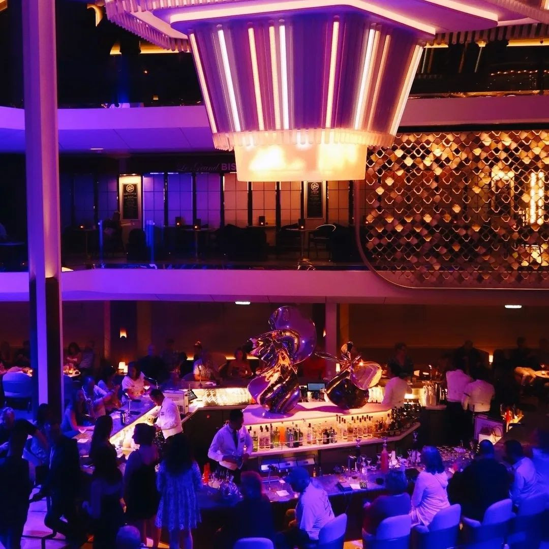 Bên trong du thuyền 900 triệu USD tổ chức tiệc cưới con trai tỷ phú Ấn Độ. Ảnh: Instagram.