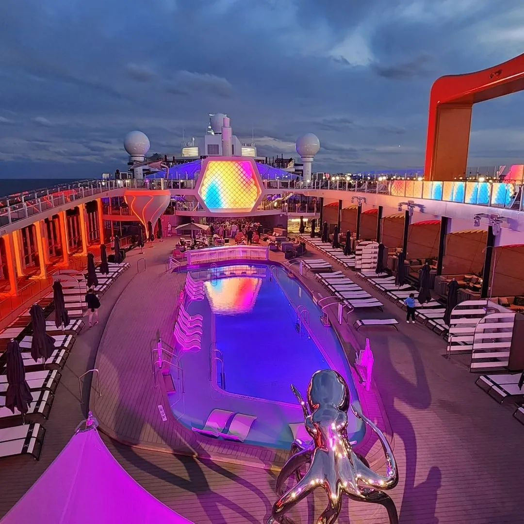 Bên trong du thuyền 900 triệu USD tổ chức tiệc cưới con trai tỷ phú Ấn Độ. Ảnh: Instagram.