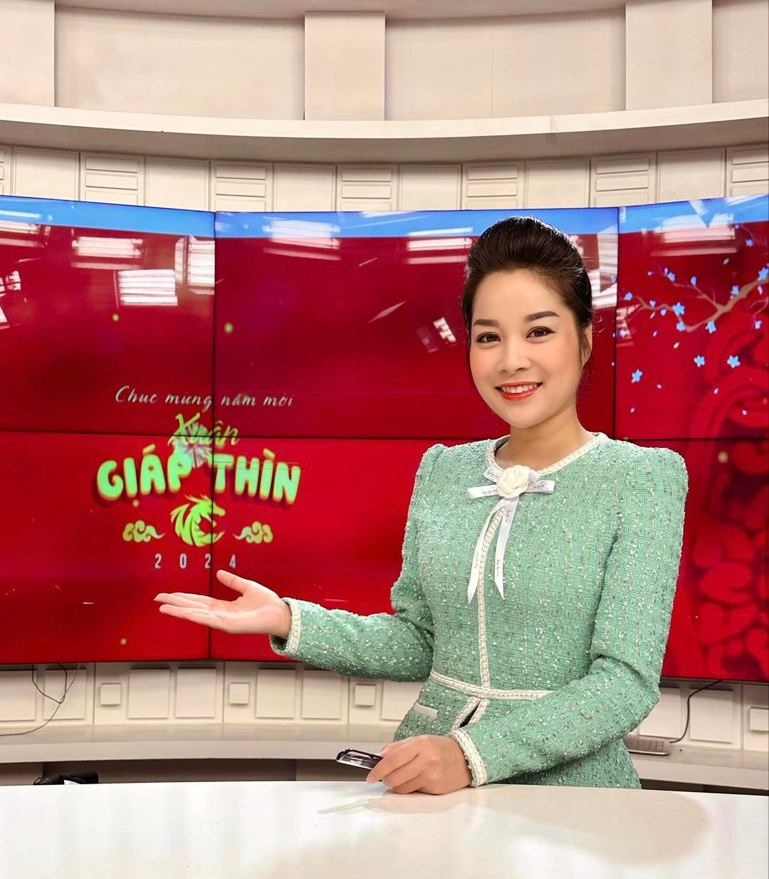 MC, diễn viên Minh Hương "Vàng Anh" đăng ảnh dậy sớm đi làm ngày 30 Tết. “Dậy sớm đi làm và cảm nhận cái tiết trời dịu nhẹ, êm đềm quyện lẫn hương mùi già ngào ngạt cổ xưa thật vừa với tâm trạng con người quá đỗi…” – cô chia sẻ. Gia đình nữ diễn viên đã bày biện mâm ngũ quả và chuẩn bị cơm tất niên.