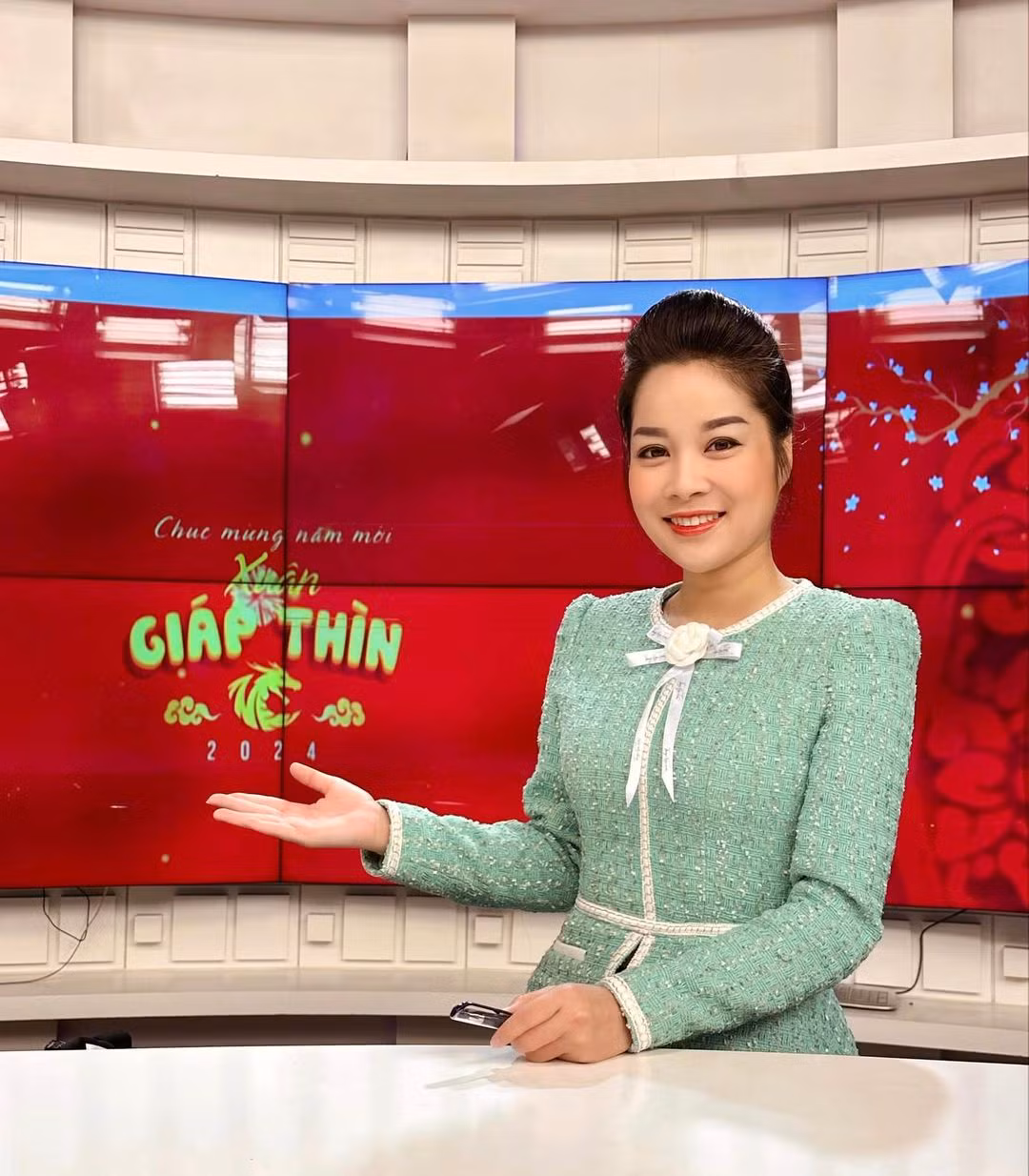MC, diễn viên Minh Hương "Vàng Anh" đăng ảnh dậy sớm đi làm ngày 30 Tết. “Dậy sớm đi làm và cảm nhận cái tiết trời dịu nhẹ, êm đềm quyện lẫn hương mùi già ngào ngạt cổ xưa thật vừa với tâm trạng con người quá đỗi…” – cô chia sẻ. Gia đình nữ diễn viên đã bày biện mâm ngũ quả và chuẩn bị cơm tất niên. MC, diễn viên Minh Hương "Vàng Anh" đăng ảnh dậy sớm đi làm ngày 30 Tết. “Dậy sớm đi làm và cảm nhận cái tiết trời dịu nhẹ, êm đềm quyện lẫn hương mùi già ngào ngạt cổ xưa thật vừa với tâm trạng con người quá đỗi…” – cô chia sẻ. Gia đình nữ diễn viên đã bày biện mâm ngũ quả và chuẩn bị cơm tất niên.