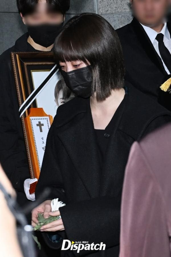 Ca sĩ Heo Young Ji cũng có mặt. Cô ở bên động viên Giant Pink.