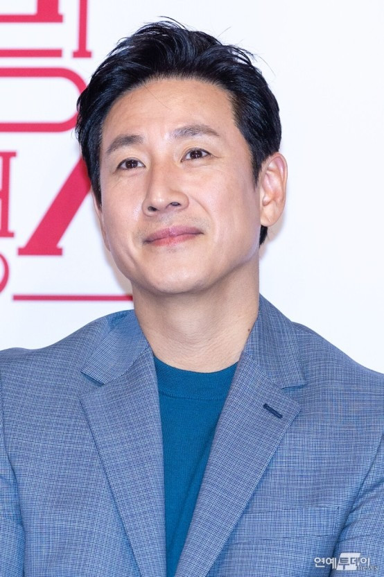 &quot;Ảnh đế&quot; Baeksang (2014) Lee Sun Kyun quyết định dừng cuộc đời ở tuổi 48.