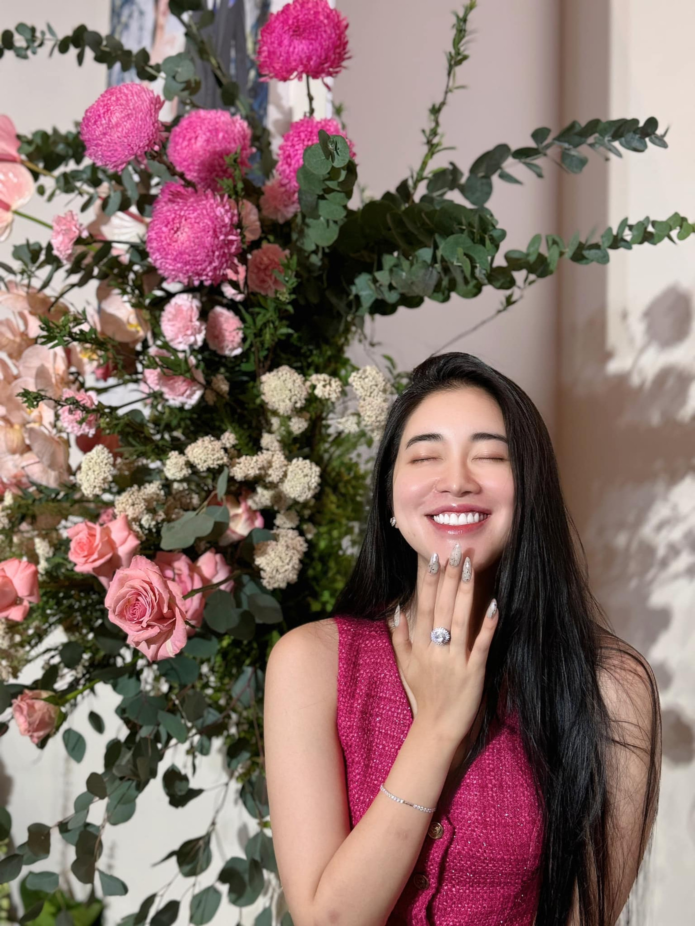 &quot;Hoa hậu vỉa hè&quot; Vũ Quỳnh Trang tiếp tục đảm nhận vị trí MC tiệc cưới thứ hai của Quang Hải và Chu Thanh Huyền. Cô chia sẻ không gian cưới ngập hoa tươi của vợ chồng tiền vệ thuộc biên chế CLB bóng đá Công an Hà Nội. Ảnh: FBNV.