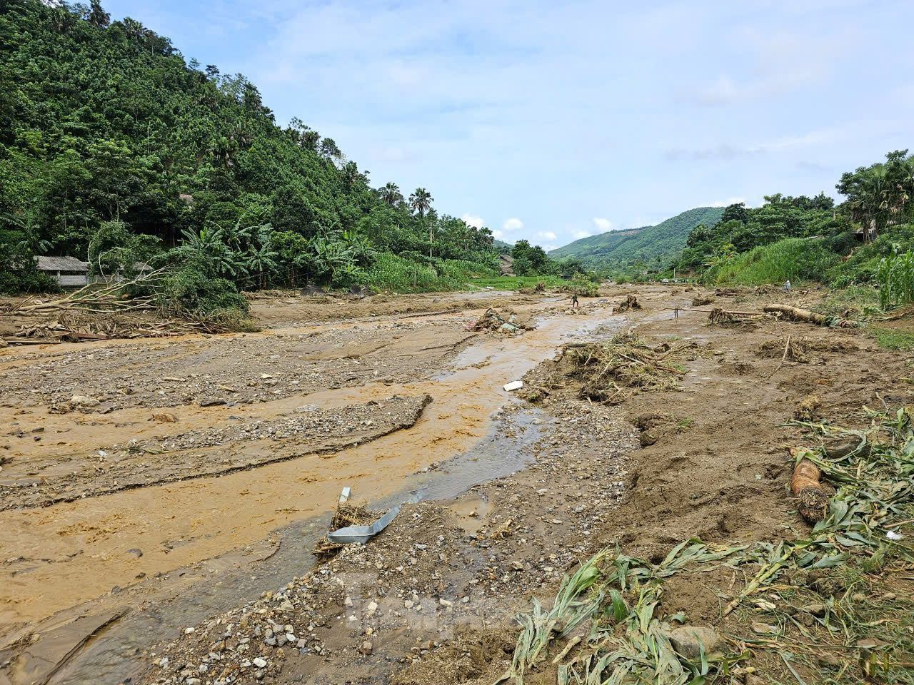 Thủ tướng Phạm Minh Chính bật khóc khi thấy tang thương Làng Nủ ảnh 14