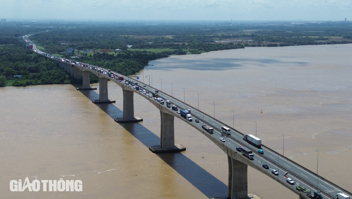 Cầu có tổng chiều dài toàn tuyến là 3.100m, trong đó phần cầu dài 2.346m, rộng 19,7m, phần còn lại là đường dẫn. Cầu được thiết kế cho 4 làn xe lưu thông với vận tốc thiết kế 100km/h, thông xe vào tháng 1/2014. Cầu này hiện đang được nghiên cứu đầu tư xây dựng giai đoạn hoàn thiện 8 làn xe.