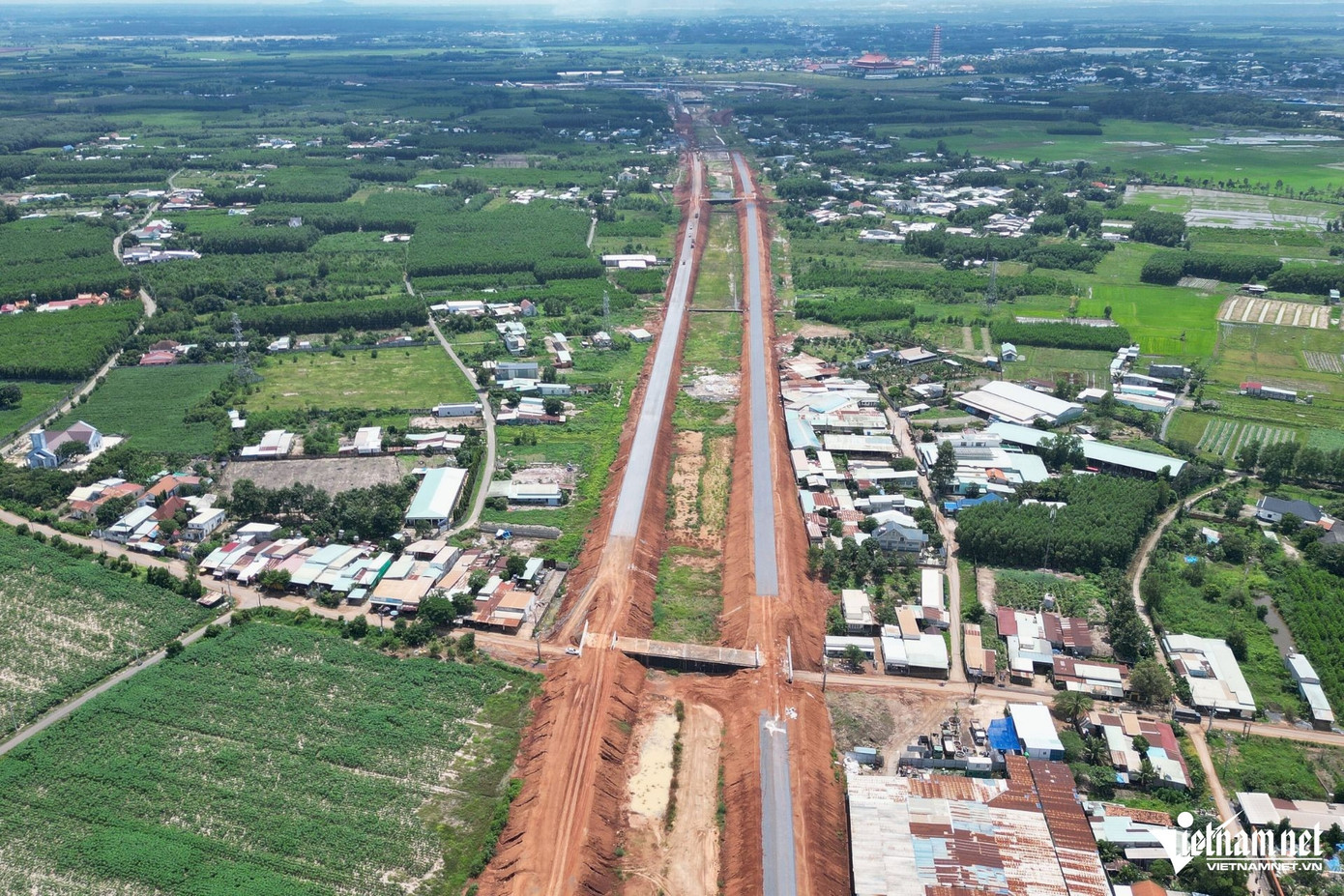 Trong khi đó, ở đoạn cao tốc qua TP Biên Hòa dài hơn 6km, các hộ dân vẫn chưa di dời. Nguyên nhân do công tác đền bù, bố trí tái định cư cho người dân chưa hoàn tất.