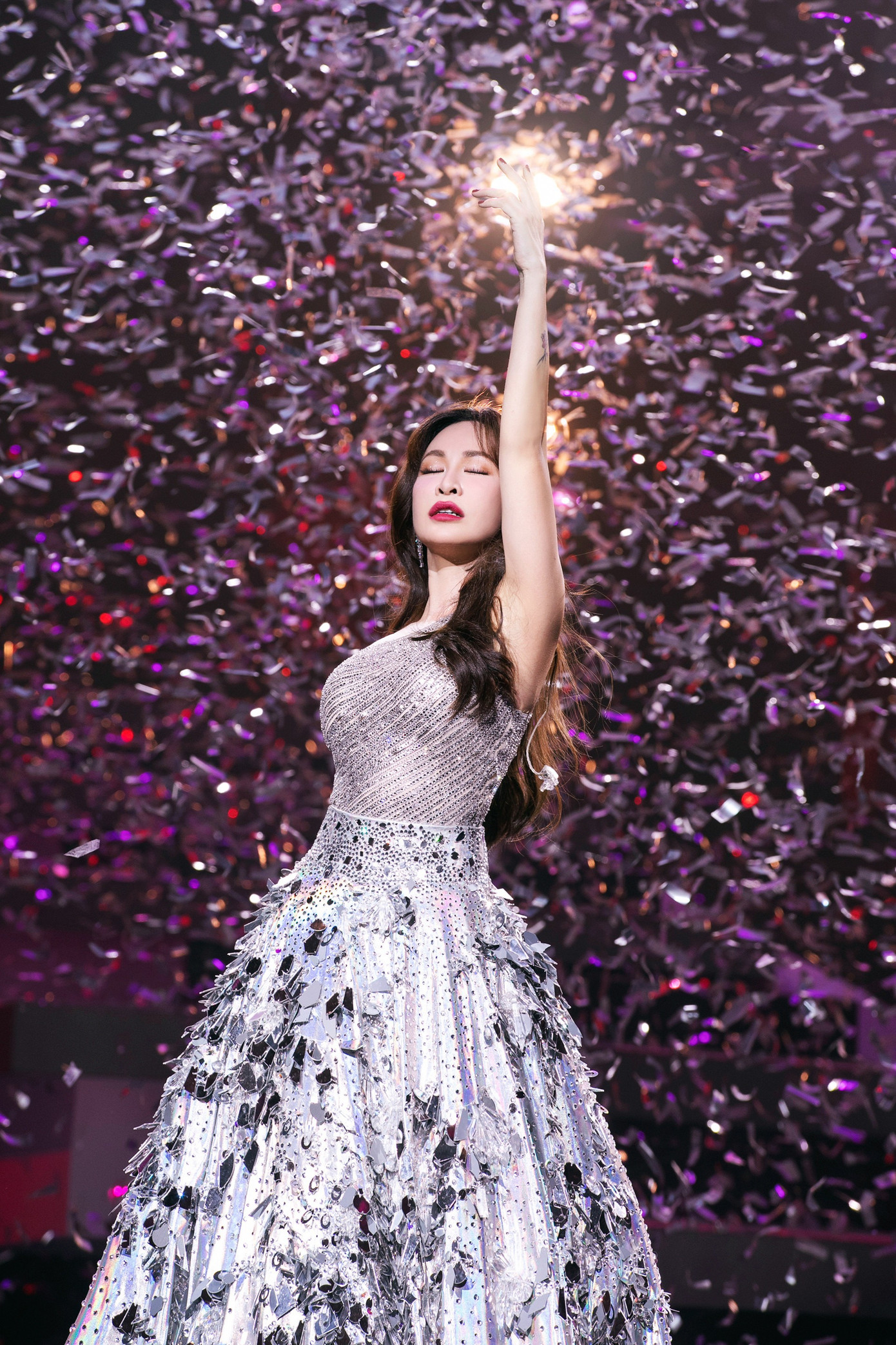 Uyên Linh biến hóa trong đêm diễn. Uyên Linh biến hóa trong đêm diễn.