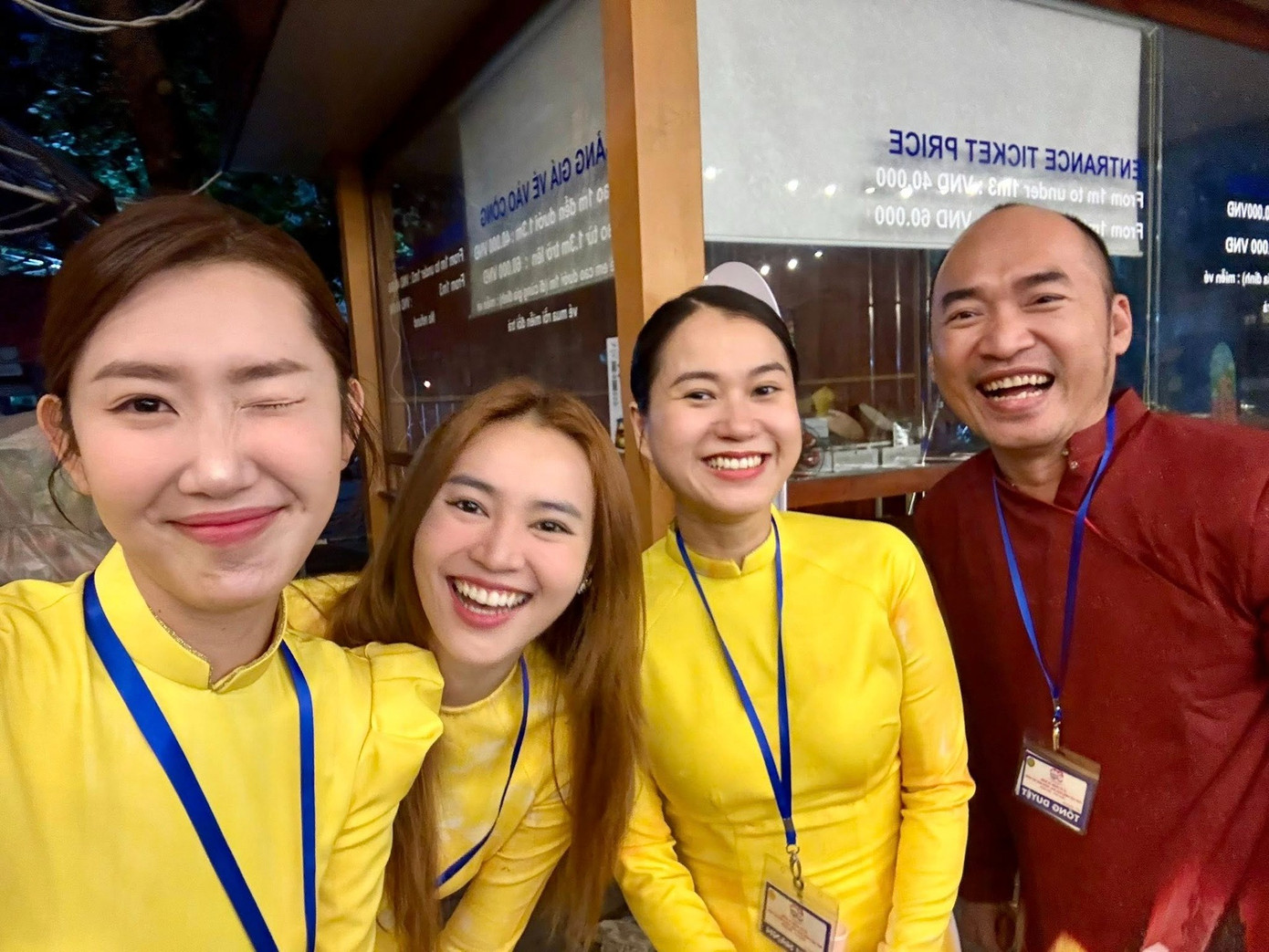 Thúy Ngân mặc áo dài vàng rực rỡ, chia sẻ loạt hình ảnh hậu trường trên trang cá nhân, kèm theo dòng chú thích: "3h sáng, Ngân tất bật đi tổng duyệt cùng các cô chú anh chị". Hình ảnh cho thấy tinh thần phấn chấn, đầy tự hào của dàn nghệ sĩ trong ngày hội lớn. Thúy Ngân mặc áo dài vàng rực rỡ, chia sẻ loạt hình ảnh hậu trường trên trang cá nhân, kèm theo dòng chú thích: "3h sáng, Ngân tất bật đi tổng duyệt cùng các cô chú anh chị". Hình ảnh cho thấy tinh thần phấn chấn, đầy tự hào của dàn nghệ sĩ trong ngày hội lớn.