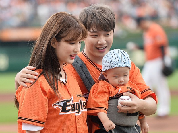 Choi Min Hwan thậm chí quyết định thắt ống dẫn tinh sau khi Yulhee sinh mổ ba con. Choi Min Hwan thậm chí quyết định thắt ống dẫn tinh sau khi Yulhee sinh mổ ba con.