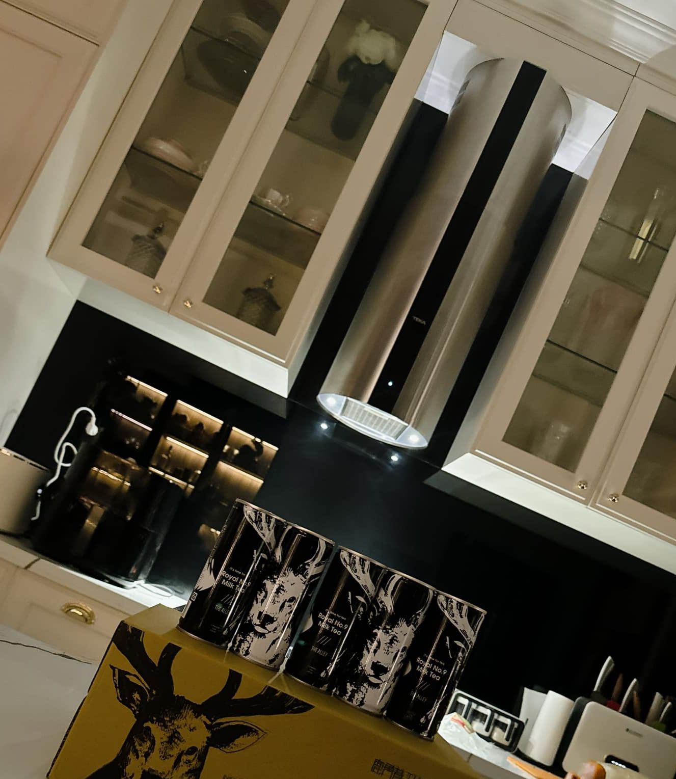 Diệp Lâm Anh khoe chồng cũ - doanh nhân Nghiêm Đức - tặng quà Tết hai thùng trà sữa. Cô viết: "Quà Tết của Đức đáng yêu vô cùng".