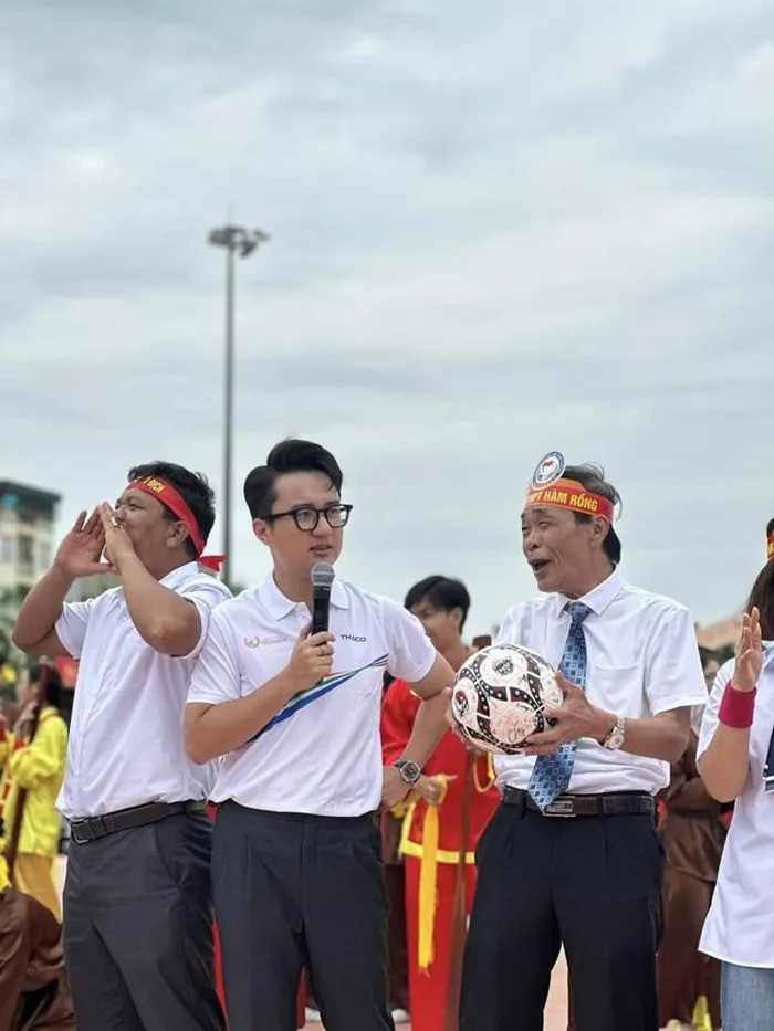 MC Sơn Lâm tại điểm cầu Thanh Hóa.