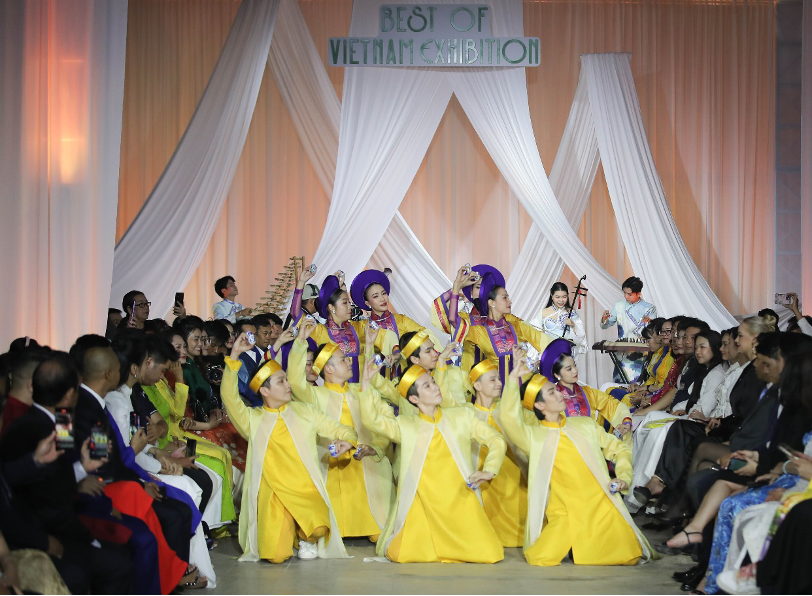 Chương trình nghệ thuật trong khuôn khổ Mis Cosmo tại không gian nhà máy chè cổ