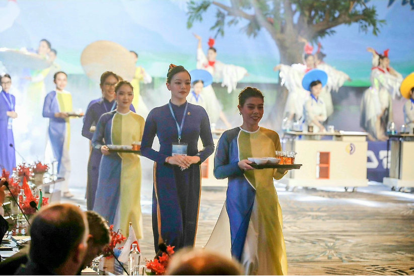 Trà Nương mời trà quý quan khách