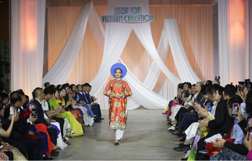 Thí sinh Miss Cosmo trình diễn áo dài tại không gian nhà máy chè 1927