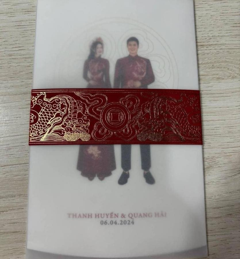 Trước rạp cưới tại sân bóng tuổi thơ của Quang Hải có tấm bảng in lời cảm ơn của vợ chồng cầu thủ với nội dung: "Quang Hải và Thanh Huyền chân thành cảm ơn khách quý đã dành thời gian đến chung vui cùng gia đình. Sự hiện diện của quý vị là điều vô cùng ý nghĩa đối với gia đình Hải và Huyền. Chúng ta đã có những khoảnh khắc thật đẹp trong ngày hôm nay. Xin trân trọng cảm ơn!". Trước rạp cưới tại sân bóng tuổi thơ của Quang Hải có tấm bảng in lời cảm ơn của vợ chồng cầu thủ với nội dung: "Quang Hải và Thanh Huyền chân thành cảm ơn khách quý đã dành thời gian đến chung vui cùng gia đình. Sự hiện diện của quý vị là điều vô cùng ý nghĩa đối với gia đình Hải và Huyền. Chúng ta đã có những khoảnh khắc thật đẹp trong ngày hôm nay. Xin trân trọng cảm ơn!".