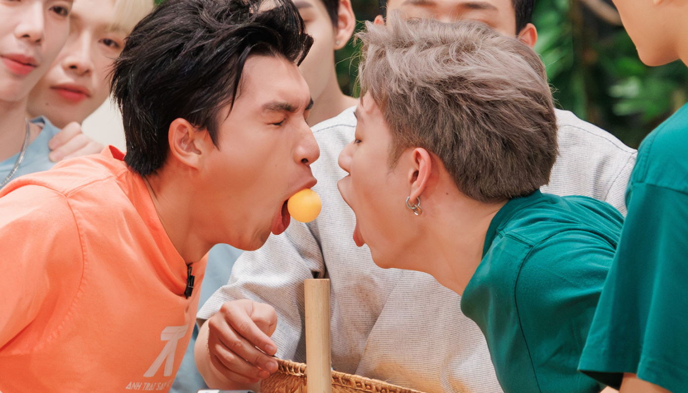 Trò chơi 1 đối 1 gây sốc trong tập 9 Anh trai say hi.Song Luân và Wean Lê, Atus và Rhyder với màn chạm môi bất ngờ.