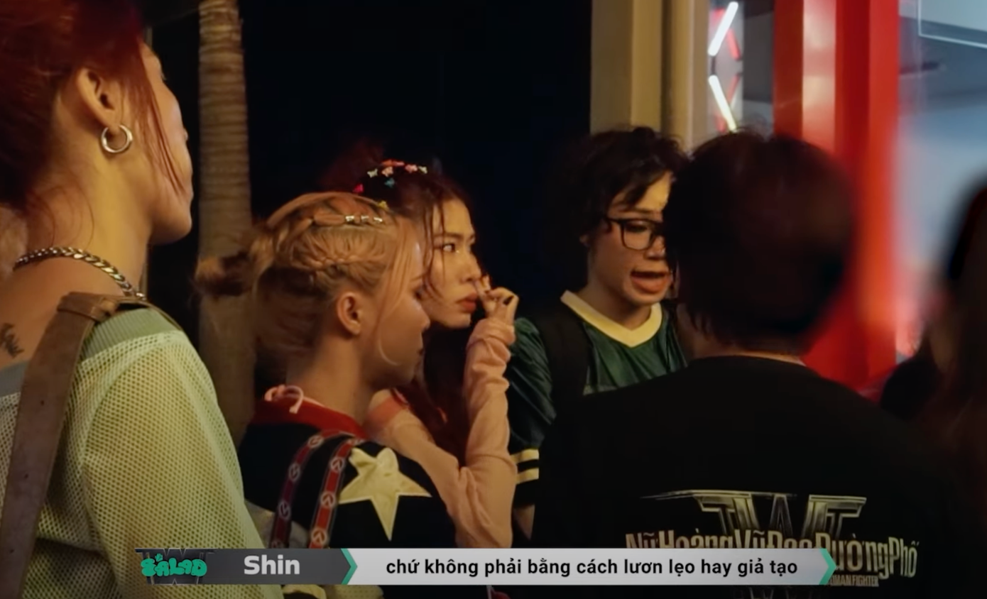 Shin bật khóc, không phục trước kết quả và cùng các thành viên Salad rời chương trình.