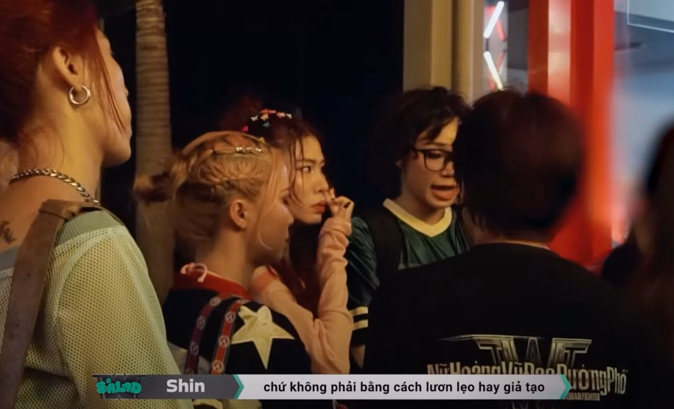 Shin bật khóc, không phục trước kết quả và cùng các thành viên Salad rời chương trình.