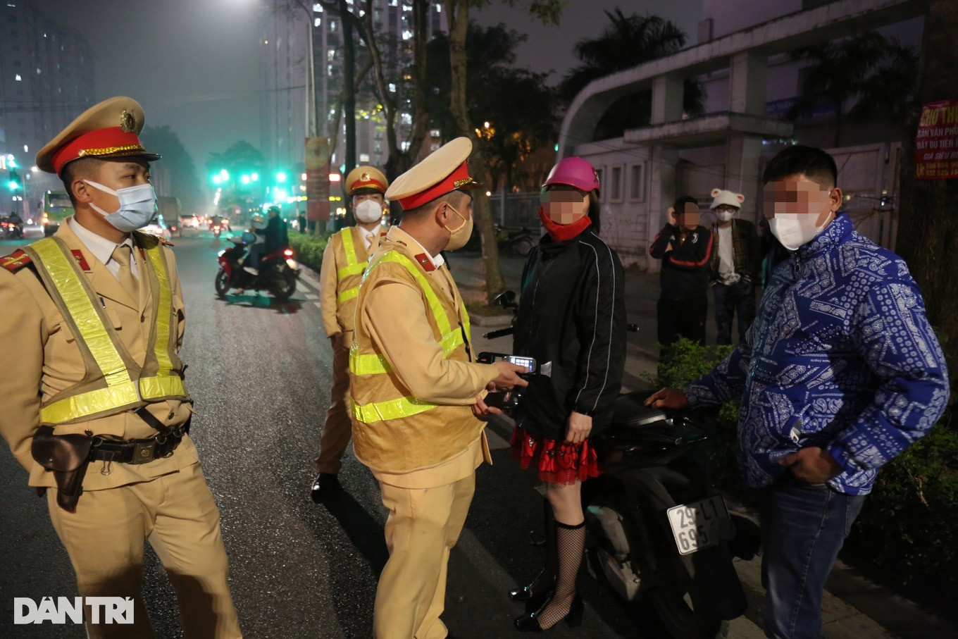 Sau khi sử dụng rượu bia và điều khiển xe máy, anh V. đã đổi lái cho vợ khi thấy CSGT (Ảnh: Trần Thanh).