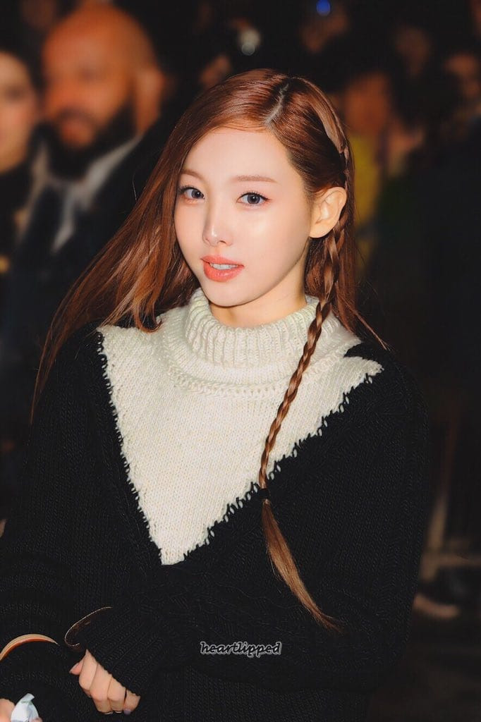 Cùng ngày 5/3 (giờ địa phương), Nayeon (Twice) có mặt tại show diễn Louis Vuitton, đánh dấu bước tiến mới trong lĩnh vực thời trang của nữ ca sĩ. Cùng ngày 5/3 (giờ địa phương), Nayeon (Twice) có mặt tại show diễn Louis Vuitton, đánh dấu bước tiến mới trong lĩnh vực thời trang của nữ ca sĩ.