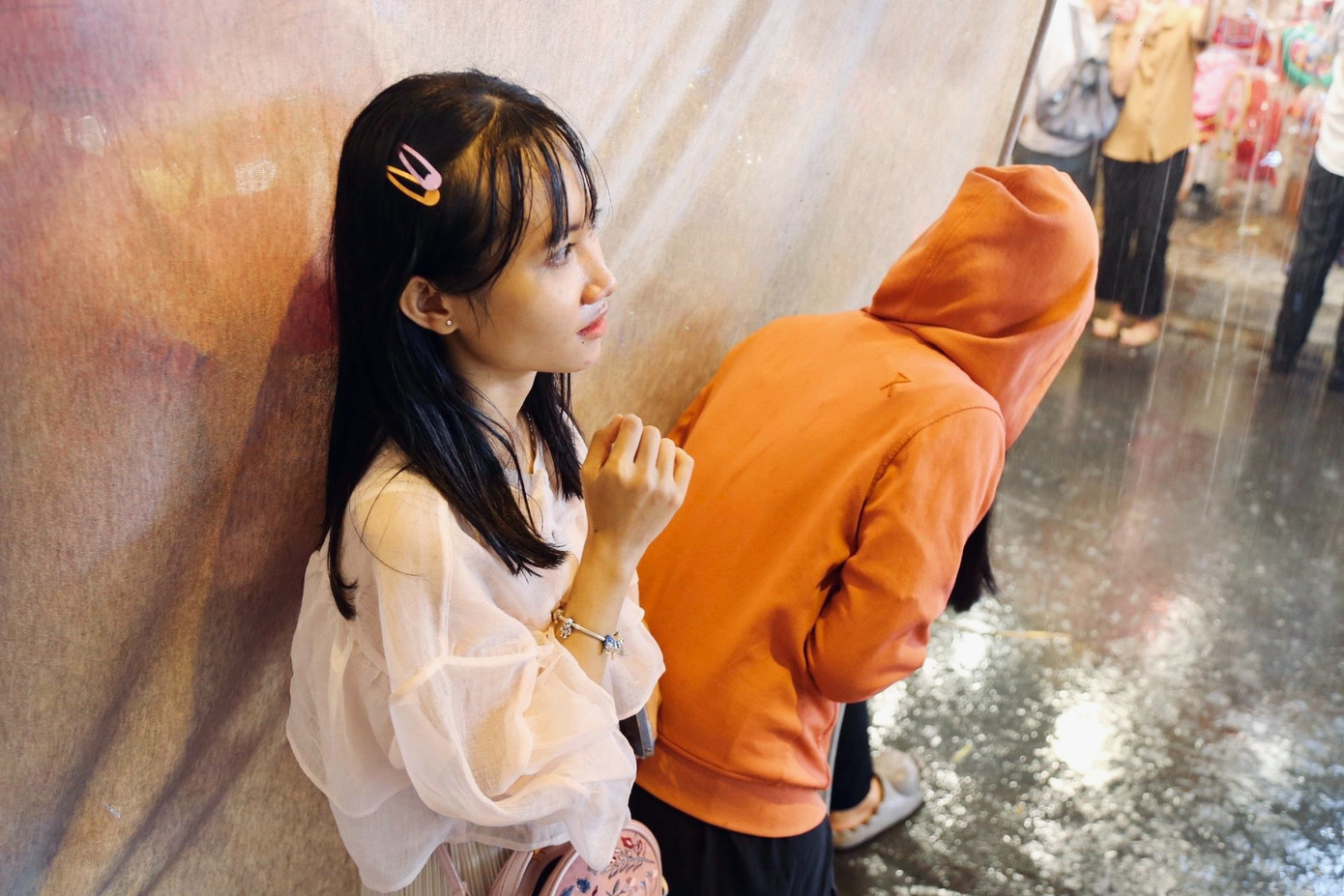 Mặc kệ trời mưa, không khí tại Phố lồng đèn vẫn rất vui vẻ, nhiều bạn còn mặc áo mưa để tiện việc dạo phố.