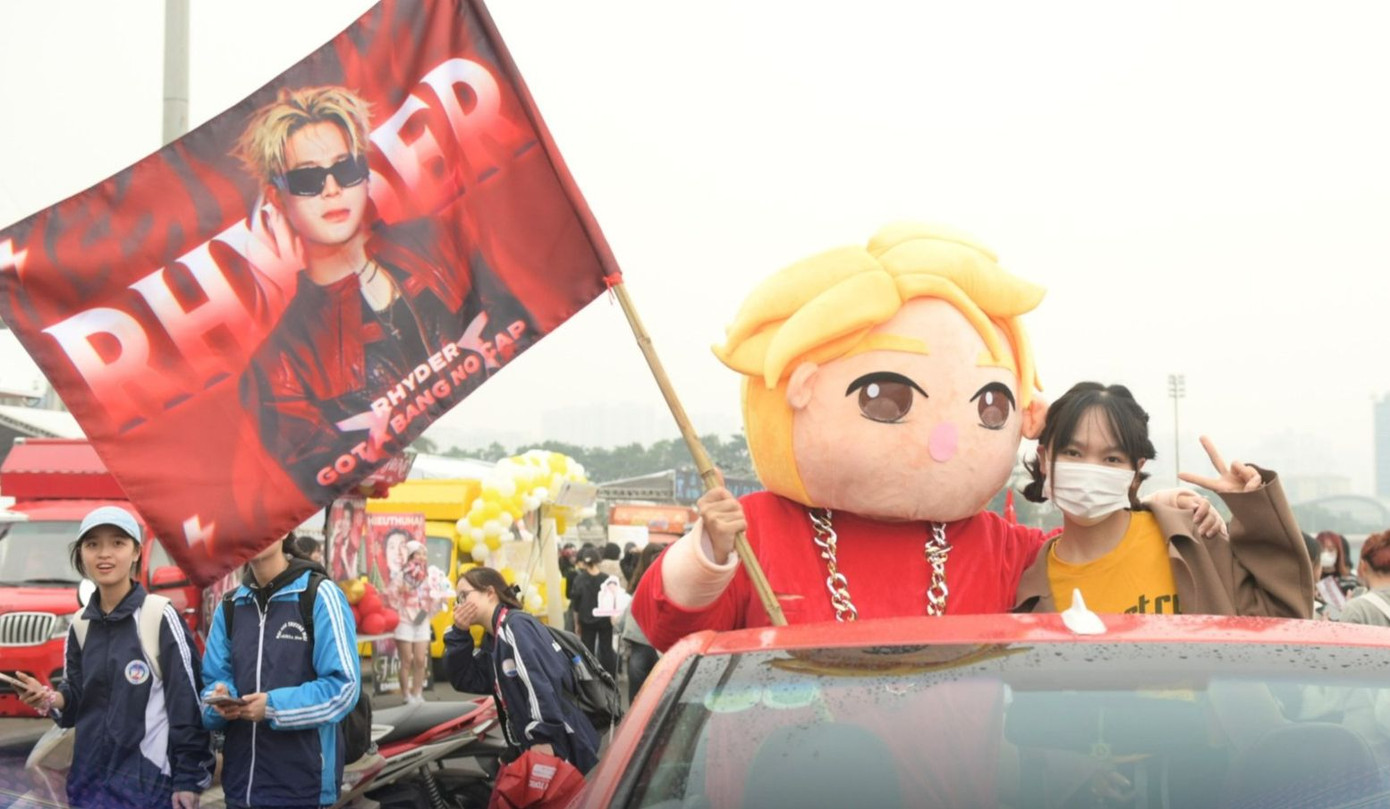 Theo ông Đinh Bá Thành, hai đêm nhạc Anh trai say hi ở Mỹ Đình dự kiến đón vài chục nghìn khán giả, vượt concert Born Pink của BlackPink tại Hà Nội (hơn 63.000 khán giả). Giá vé đêm nhạc Anh trai say hi dao động từ 500.000 đồng đến 10 triệu đồng. Hạng cao nhất được phục vụ ăn uống, giao lưu cùng các nghệ sĩ. Ảnh: BTC.