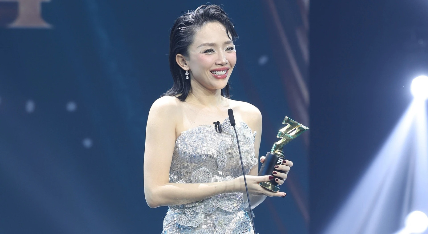 Tóc Tiên là quán quân Chị đẹp đạp gió mùa 2. Tóc Tiên là quán quân Chị đẹp đạp gió mùa 2.