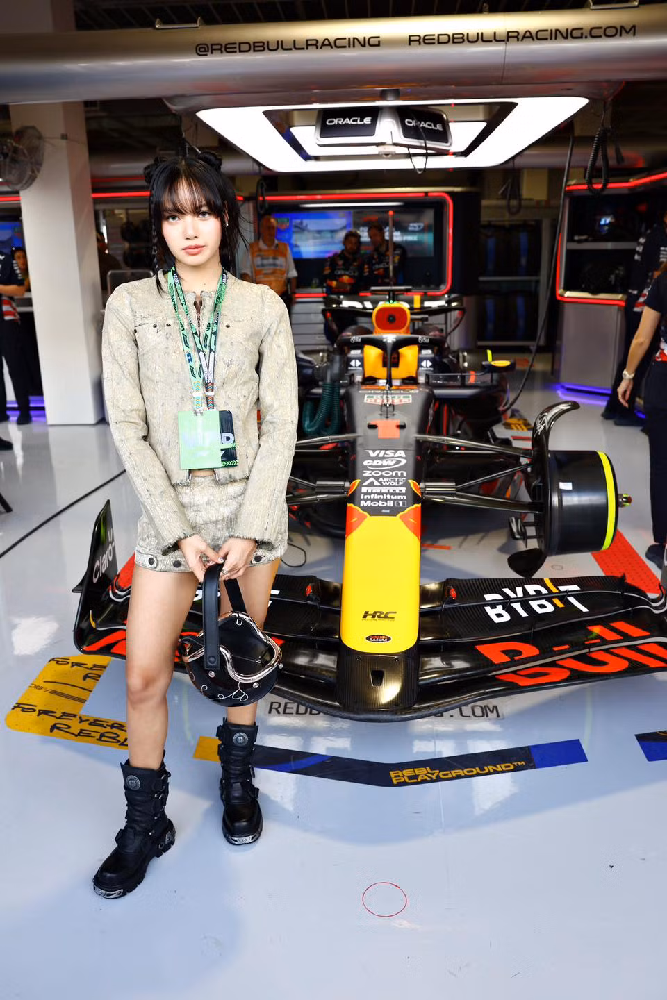 Nữ thần tượng nhóm BlackPink tham dự giải đua xe F1 Miami Grand Prix 2024. Nhiều fan ngạc nhiên khi thấy Lisa trong đám đông vì cô không phải là fan của giải đua xe Công thức 1. Nữ thần tượng nhóm BlackPink tham dự giải đua xe F1 Miami Grand Prix 2024. Nhiều fan ngạc nhiên khi thấy Lisa trong đám đông vì cô không phải là fan của giải đua xe Công thức 1.