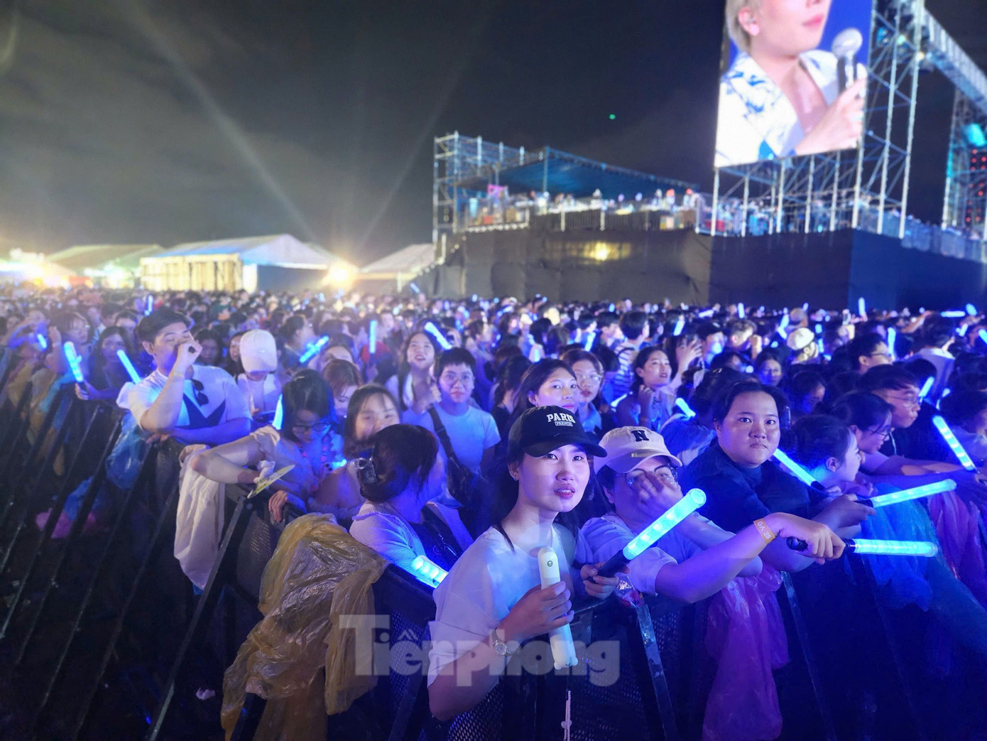 Không khí bên trong concert thứ hai của Anh trai say hi. Tại thảm đỏ, hai MC Lê Dương Bảo Lâm và Vũ Thảo My xác nhận Concert 3 của chương trình sẽ được tổ chức tại Hà Nội. Ảnh: Phạm Nguyễn. Không khí bên trong concert thứ hai của Anh trai say hi. Tại thảm đỏ, hai MC Lê Dương Bảo Lâm và Vũ Thảo My xác nhận Concert 3 của chương trình sẽ được tổ chức tại Hà Nội. Ảnh: Phạm Nguyễn.