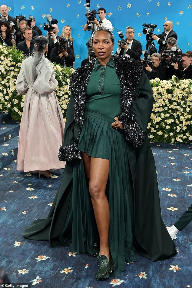 Venus Williams mặc bộ đồ thể thao cảm hứng tennis của Lacoste, bị nhận xét là hợp với sân đấu hơn là thảm đỏ Met Gala.