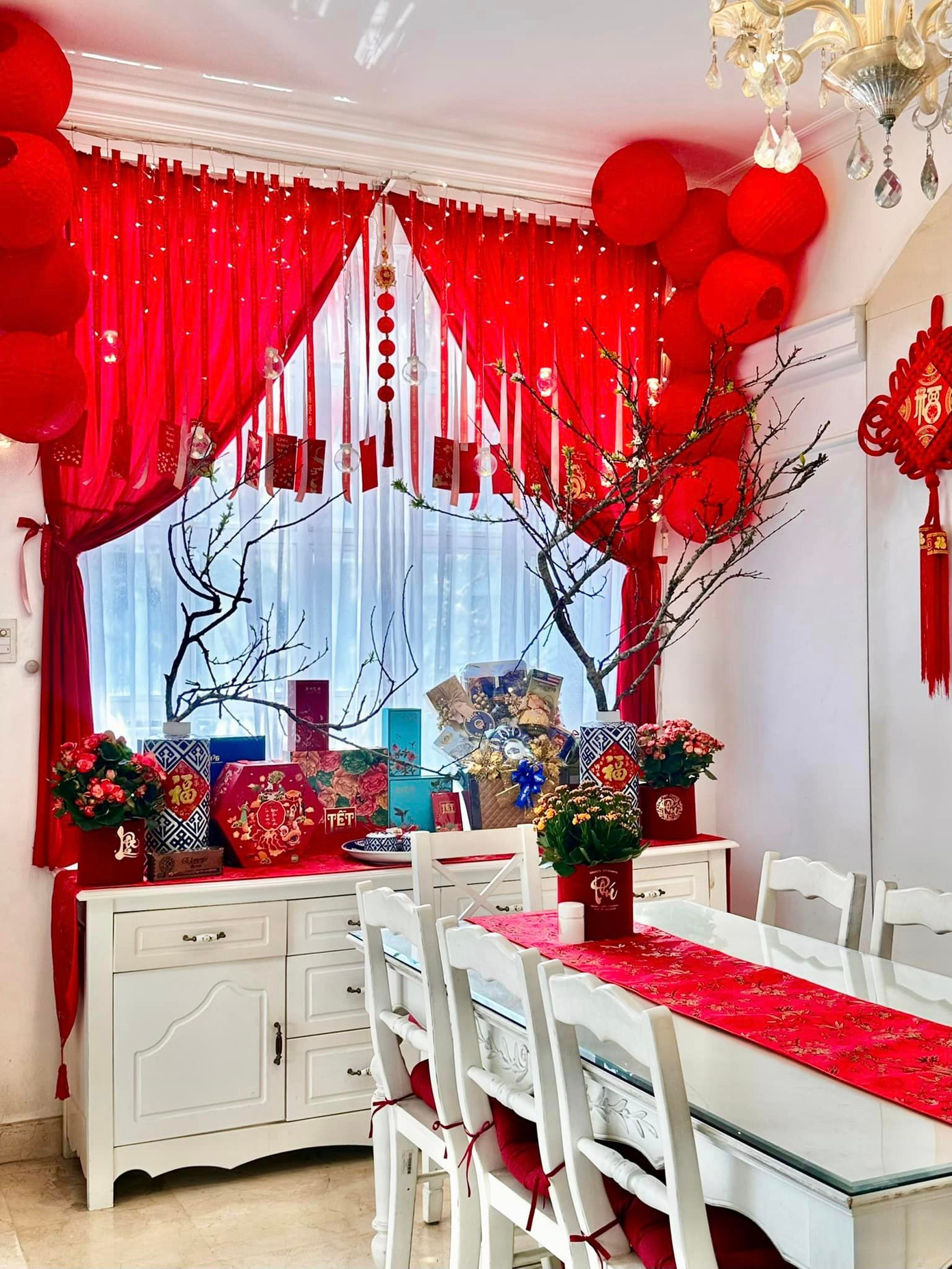 Mỗi dịp Tết, gia đình cựu siêu mẫu Thúy Hạnh - nhạc sĩ Minh Khang đều phủ kín sắc đỏ từ trong ra ngoài căn biệt thự rộng 200 m2 ở quận 9, TP.HCM. "Hai con gái bảo mẹ trang trí nhà như studio. Mấy năm trước còn bảo tưởng nhà có đám cưới" - Thúy Hạnh chia sẻ. Tết Giáp thìn, gia đình cô dự định ra Hà Nội ăn Tết cùng bên ngoại từ ngày 28 âm.