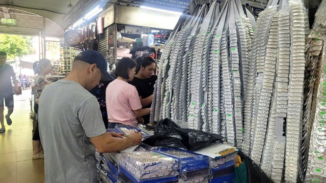 Hoạt động mua sắm tại chợ Đồng Xuân. Hoạt động mua sắm tại chợ Đồng Xuân.