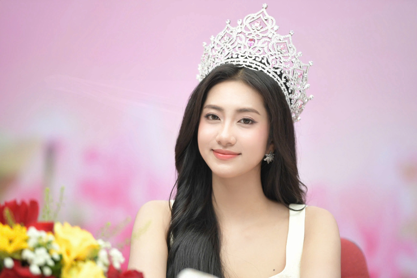 Hoa hậu Hà Trúc Linh khẳng định vẫn theo đuổi con đường học vấn trong ngành marketing bên cạnh trọng trách mới. Hoa hậu Hà Trúc Linh khẳng định vẫn theo đuổi con đường học vấn trong ngành marketing bên cạnh trọng trách mới.